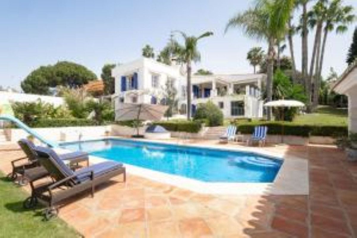 Vista exterior de Casa o chalet de alquiler en Marbella con Aire acondicionado, Jardín privado y Trastero