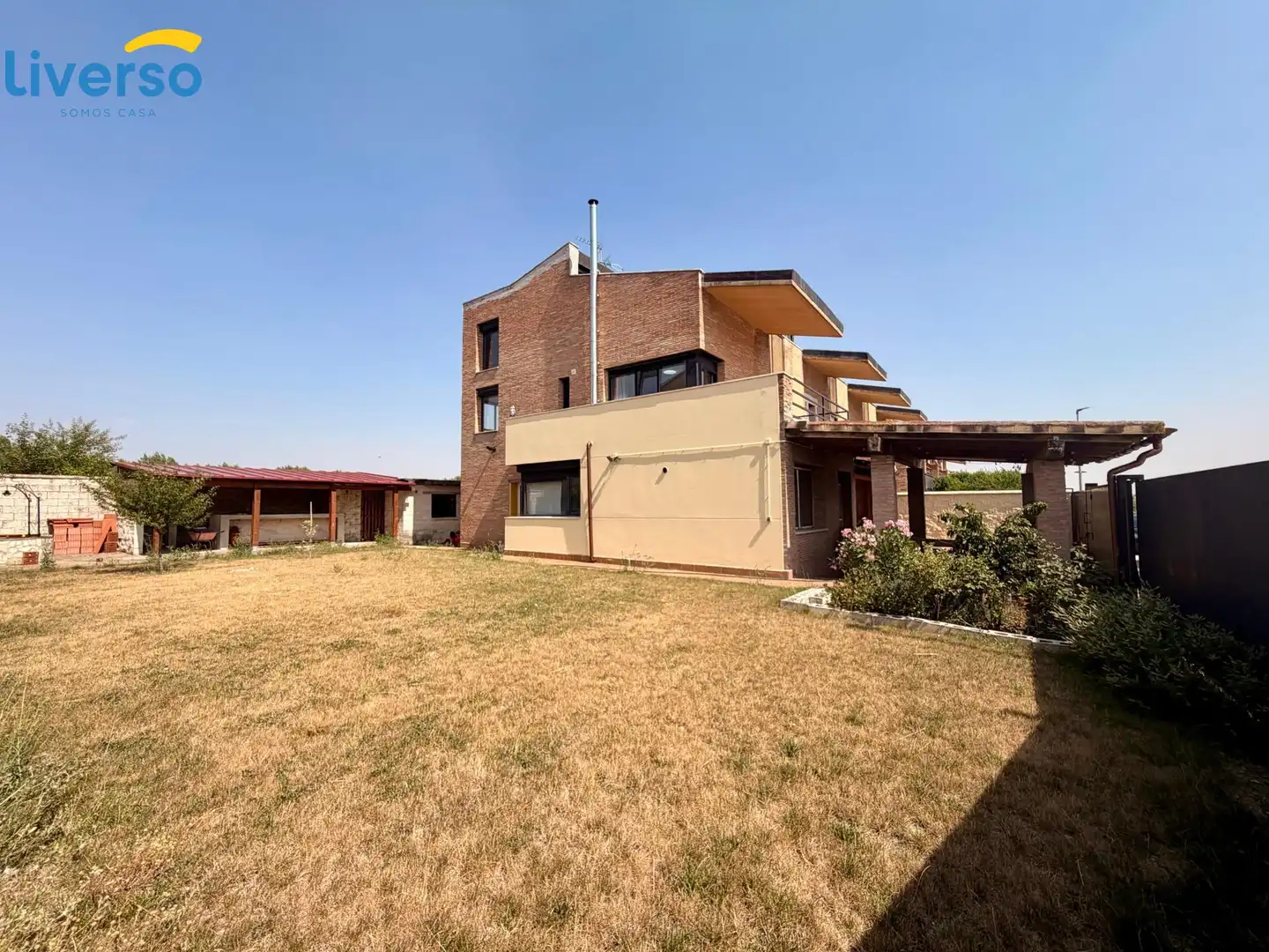 Vista exterior de Casa adosada en venda en Alfoz de Quintanadueñas amb Calefacció, Terrassa i Traster