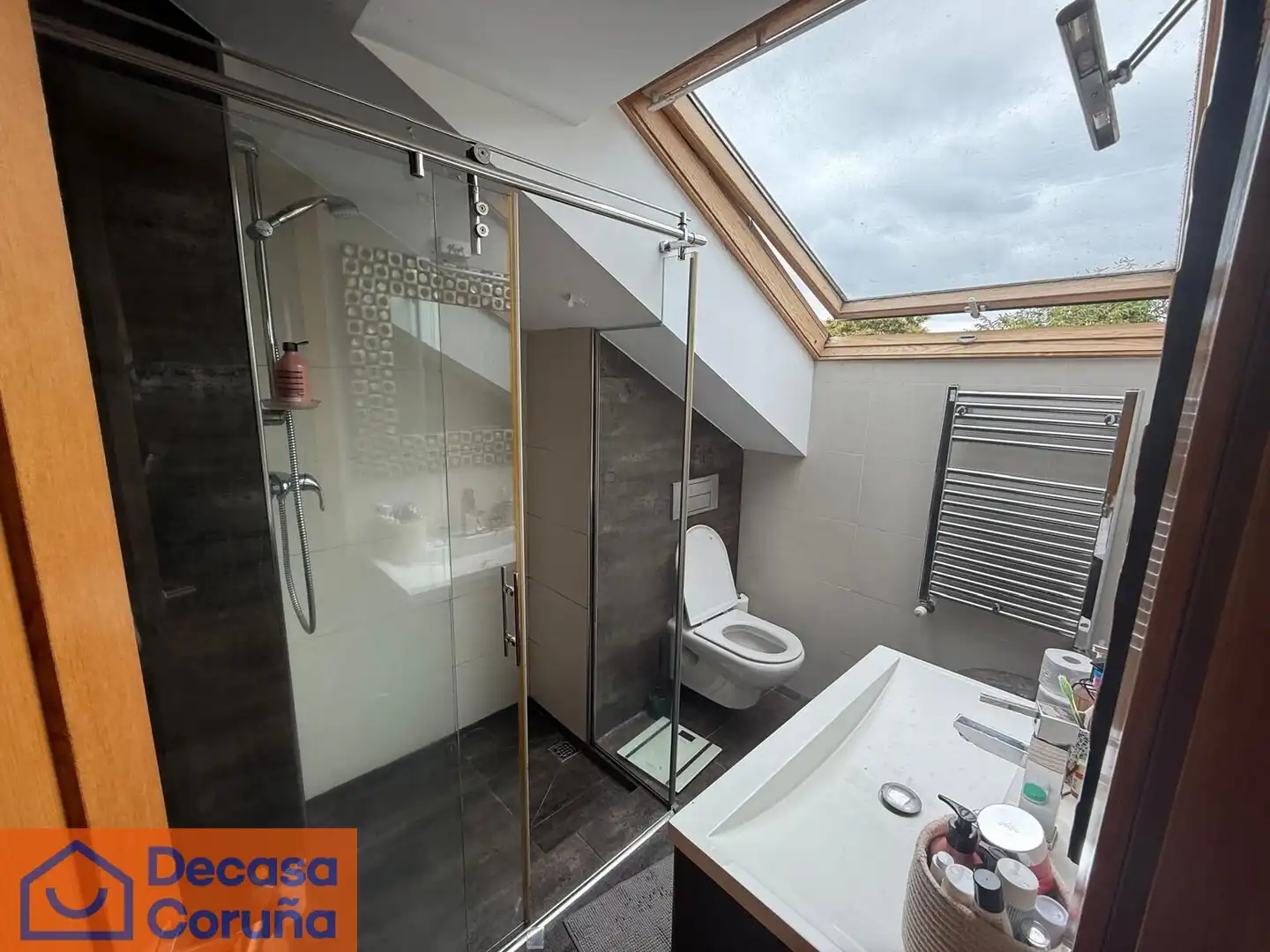 Baño de Ático en venta en Oleiros con Calefacción, Parquet y Trastero