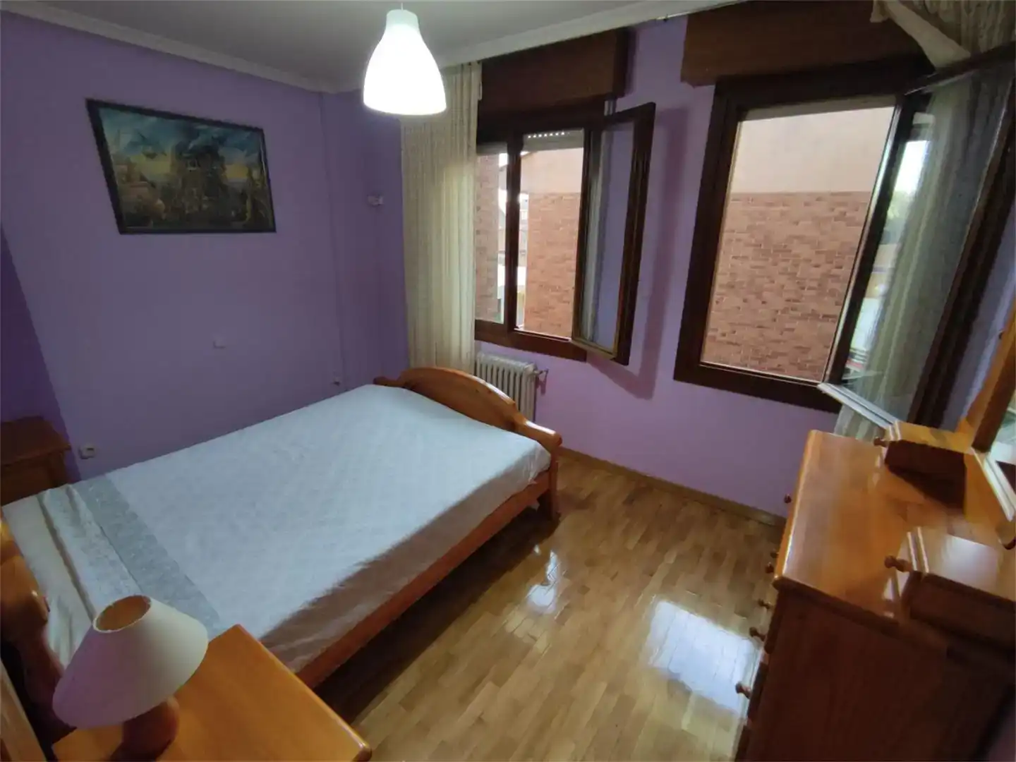 Dormitori de Casa adosada en venda en Saldaña amb Parquet, Moblat i Balcó