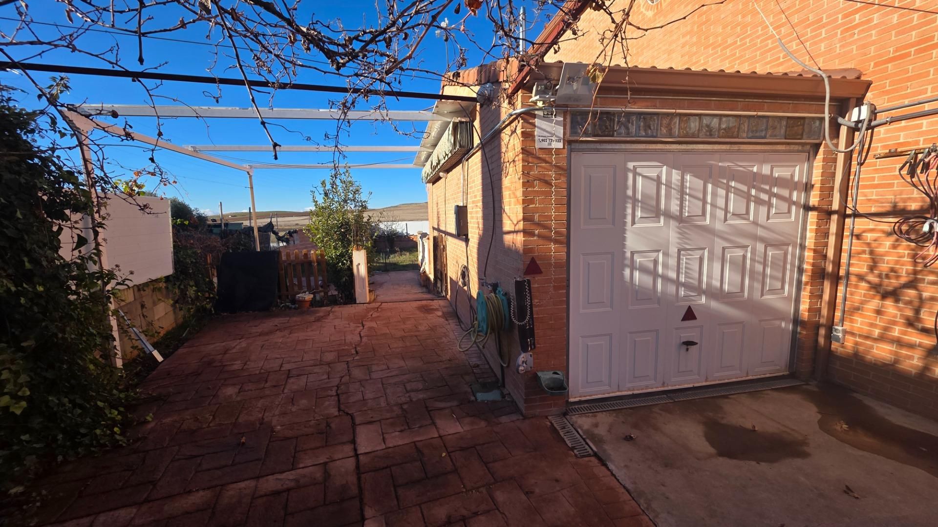 Vista exterior de Casa adosada en venda en Valdeavero amb Calefacció, Jardí privat i Terrassa