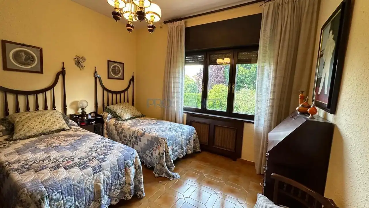 Dormitori de Casa o xalet en venda en Mansilla de las Mulas amb Calefacció, Jardí privat i Piscina