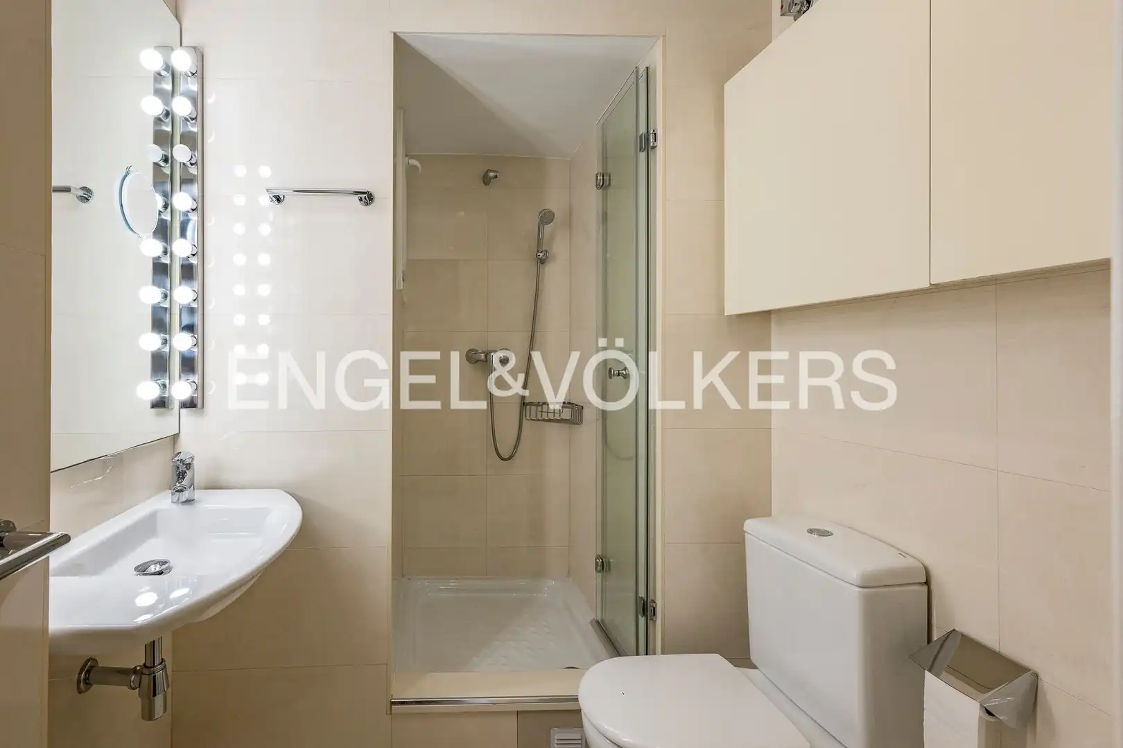 Badezimmer von Wohnung zum Verkauf in Barcelona mit Klimaanlage, Heizung und Parkett