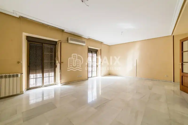 Vista exterior de Casa o xalet en venda en Úbeda amb Aire condicionat, Traster i Balcó