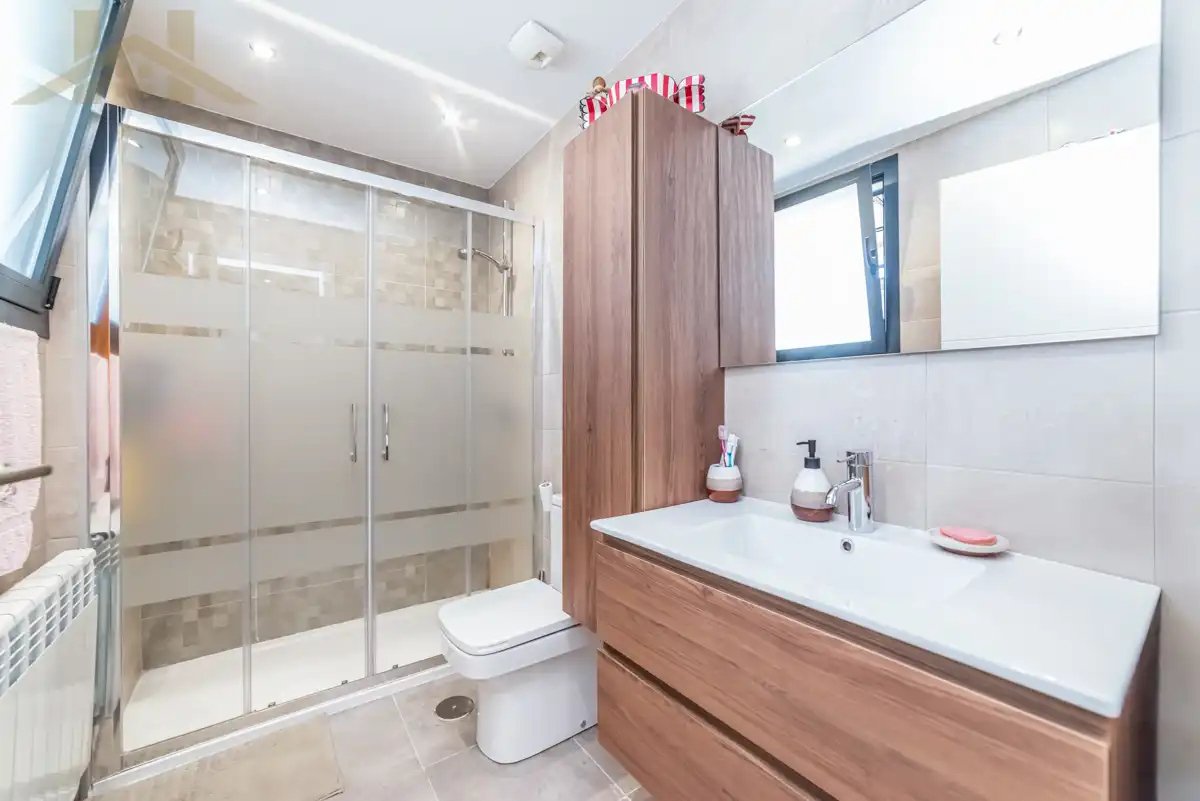 Bathroom of Attic for sale in Valdemoro  with Air Conditioner, Heating and Terrace