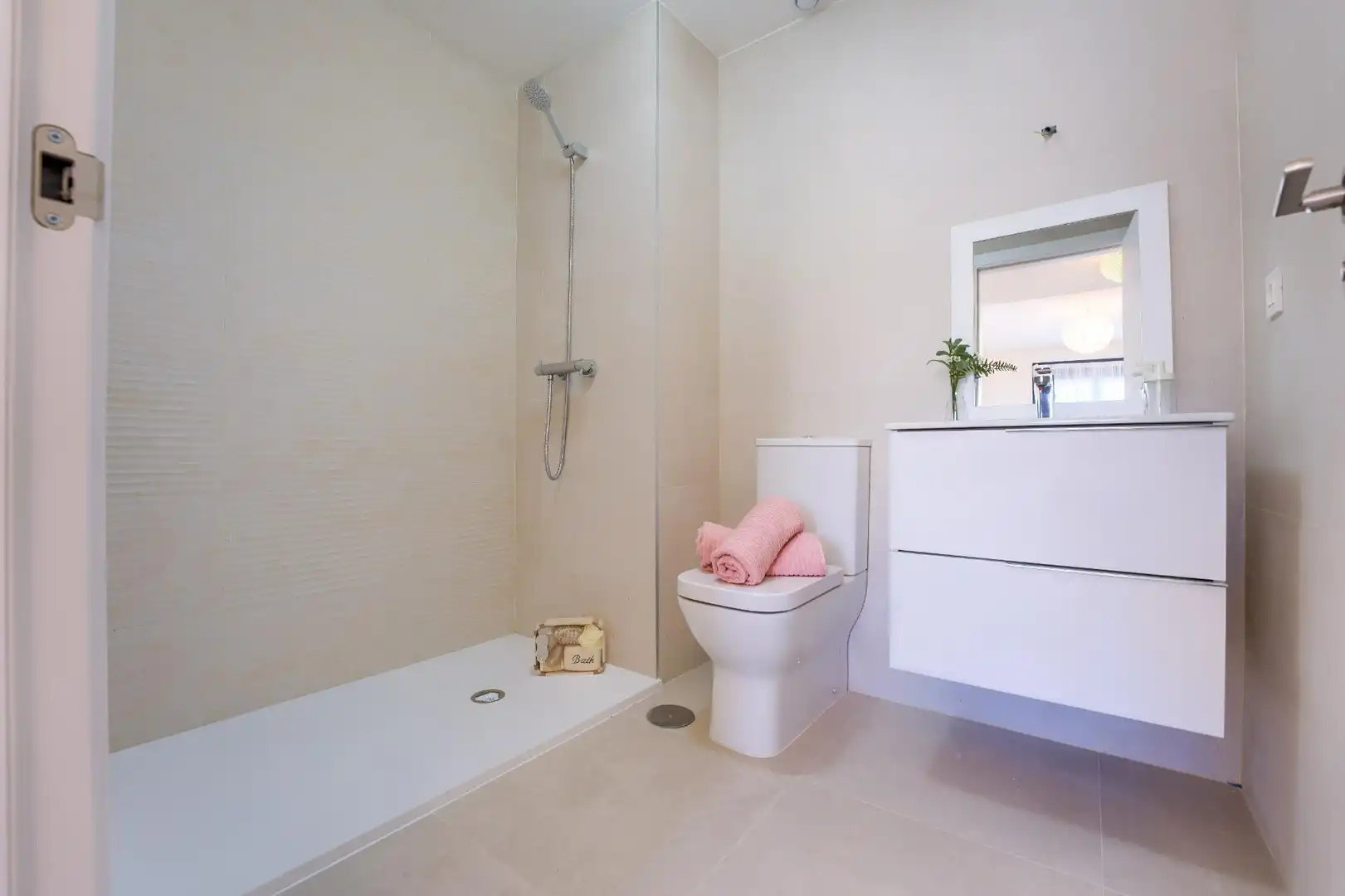 Bathroom of Flat for sale in Sevilla  with Air Conditioner and Terrace