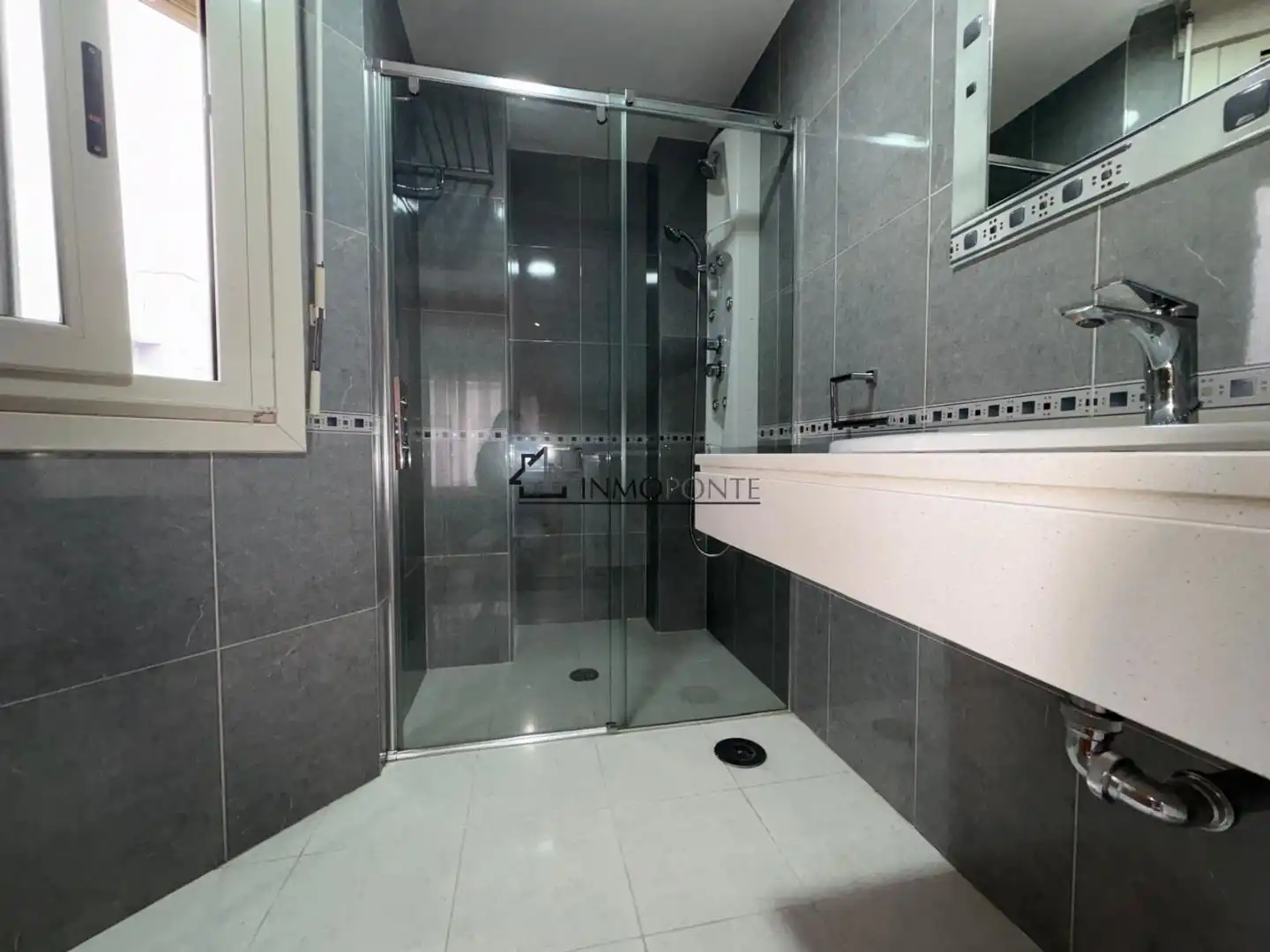 Badezimmer von Wohnung zur Miete in Pontevedra Capital  mit Heizung und Möbliert