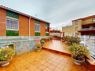 Casa con jardín en venta en Viladecans - CL ACACIA