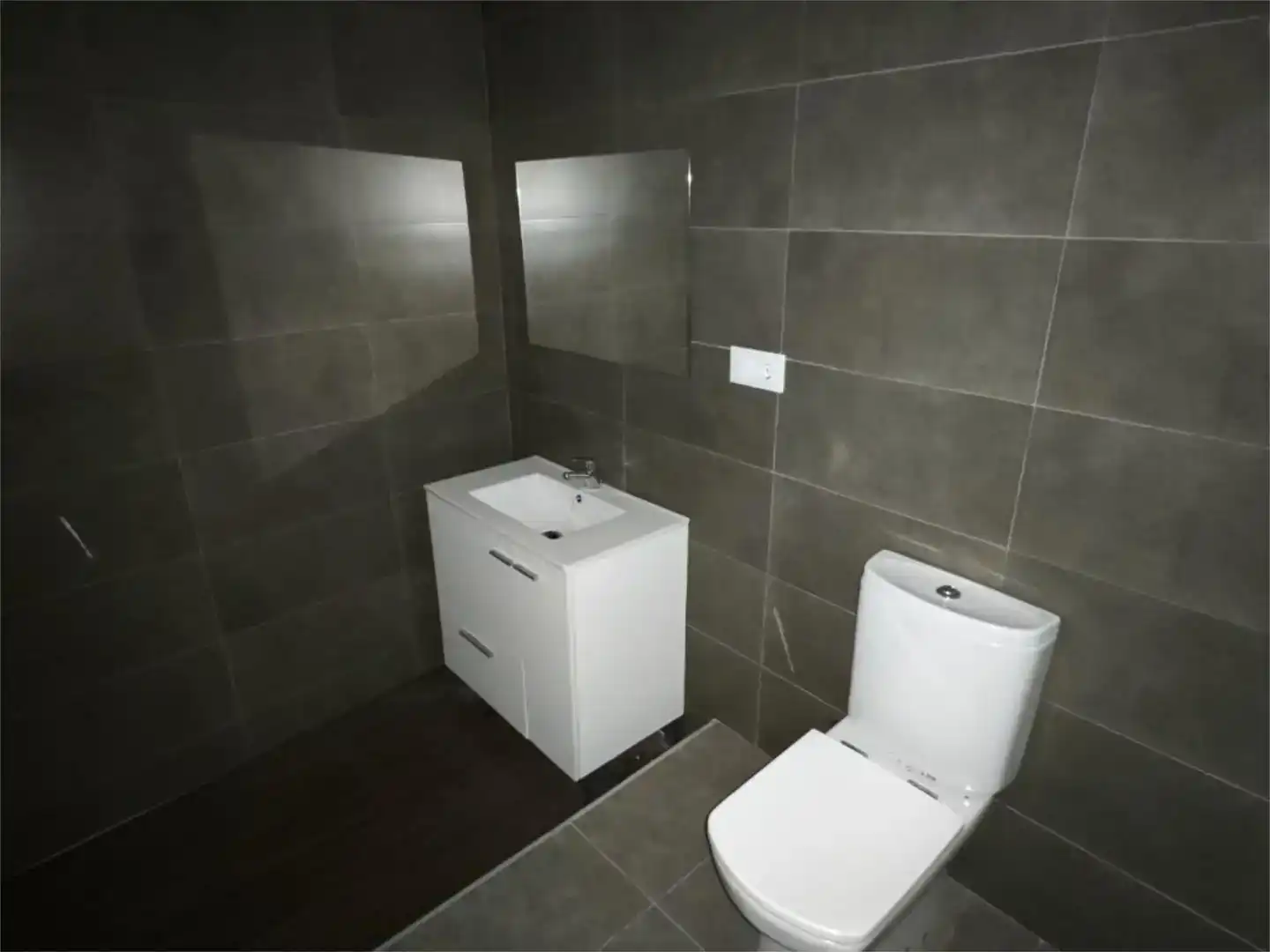 Badezimmer von Geschaftsraum zur Miete in Sabadell mit Parkett und Möbliert