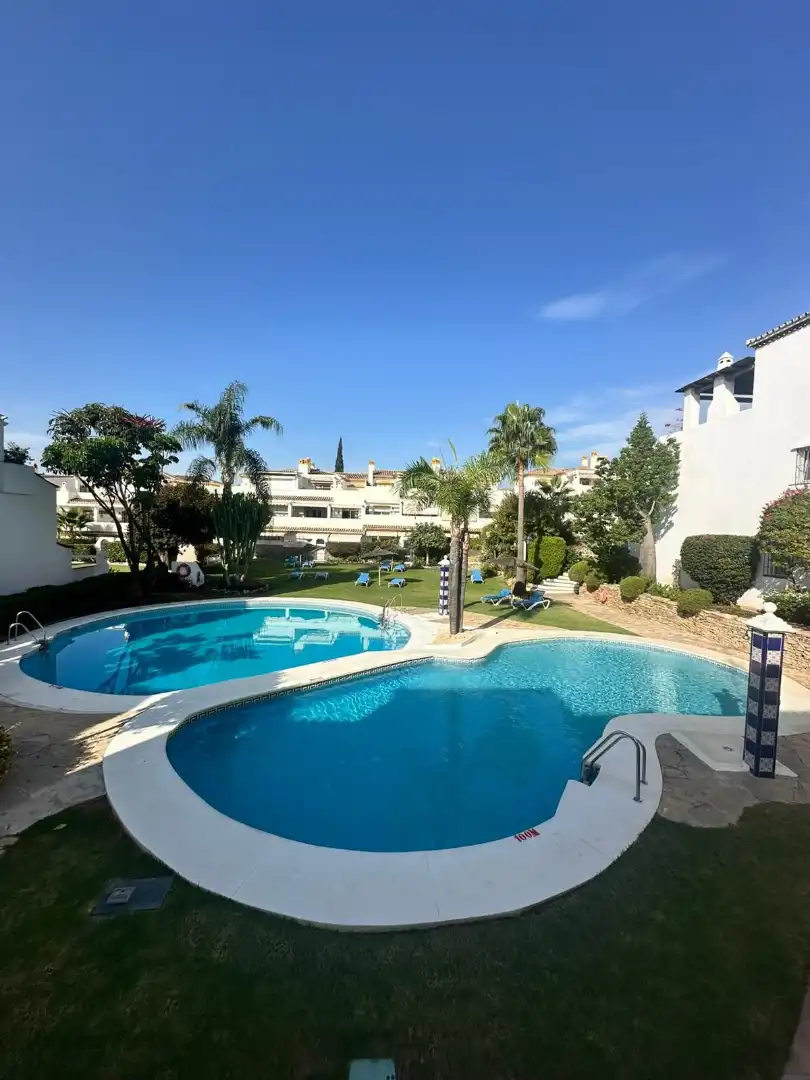 Jardí de Casa adosada en venda en Marbella amb Aire condicionat, Terrassa i Moblat
