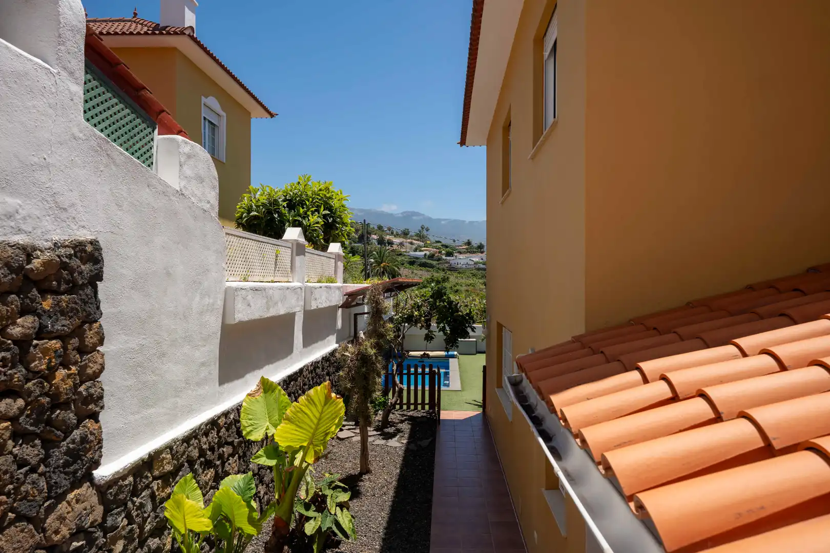 Vista exterior de Casa adosada en venda en Santa Úrsula amb Aire condicionat, Jardí privat i Terrassa