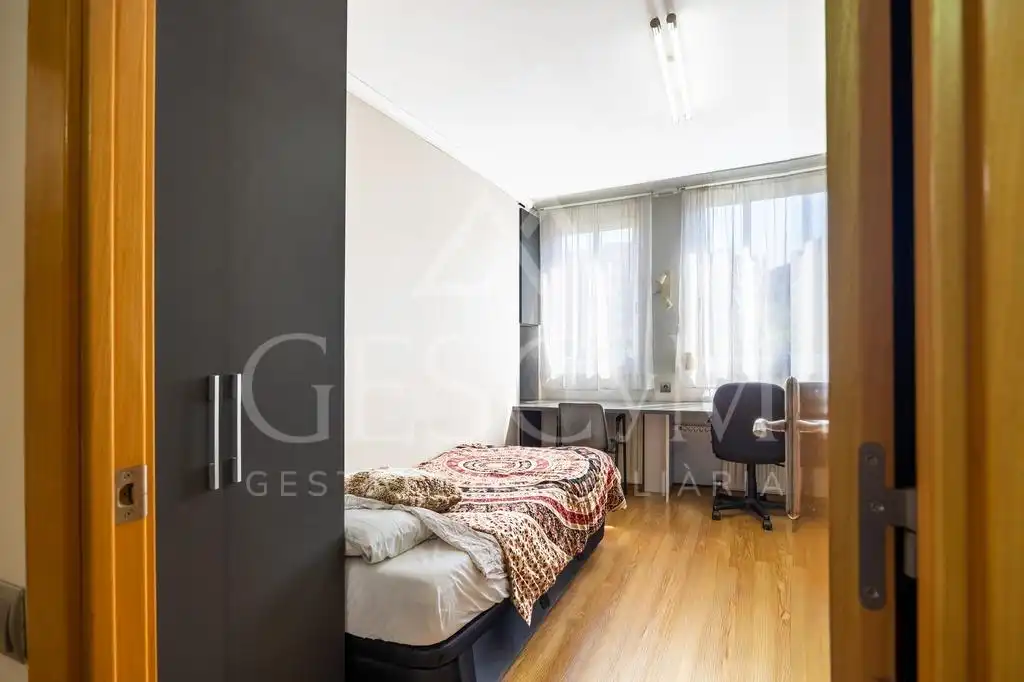Habitación de Piso en venta en Sant Joan Despí con Parquet, Terraza y Balcón