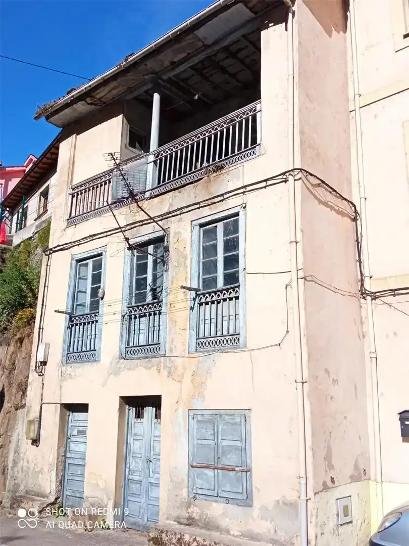 Vista exterior de Piso en venta en Cangas del Narcea con Trastero y Balcón
