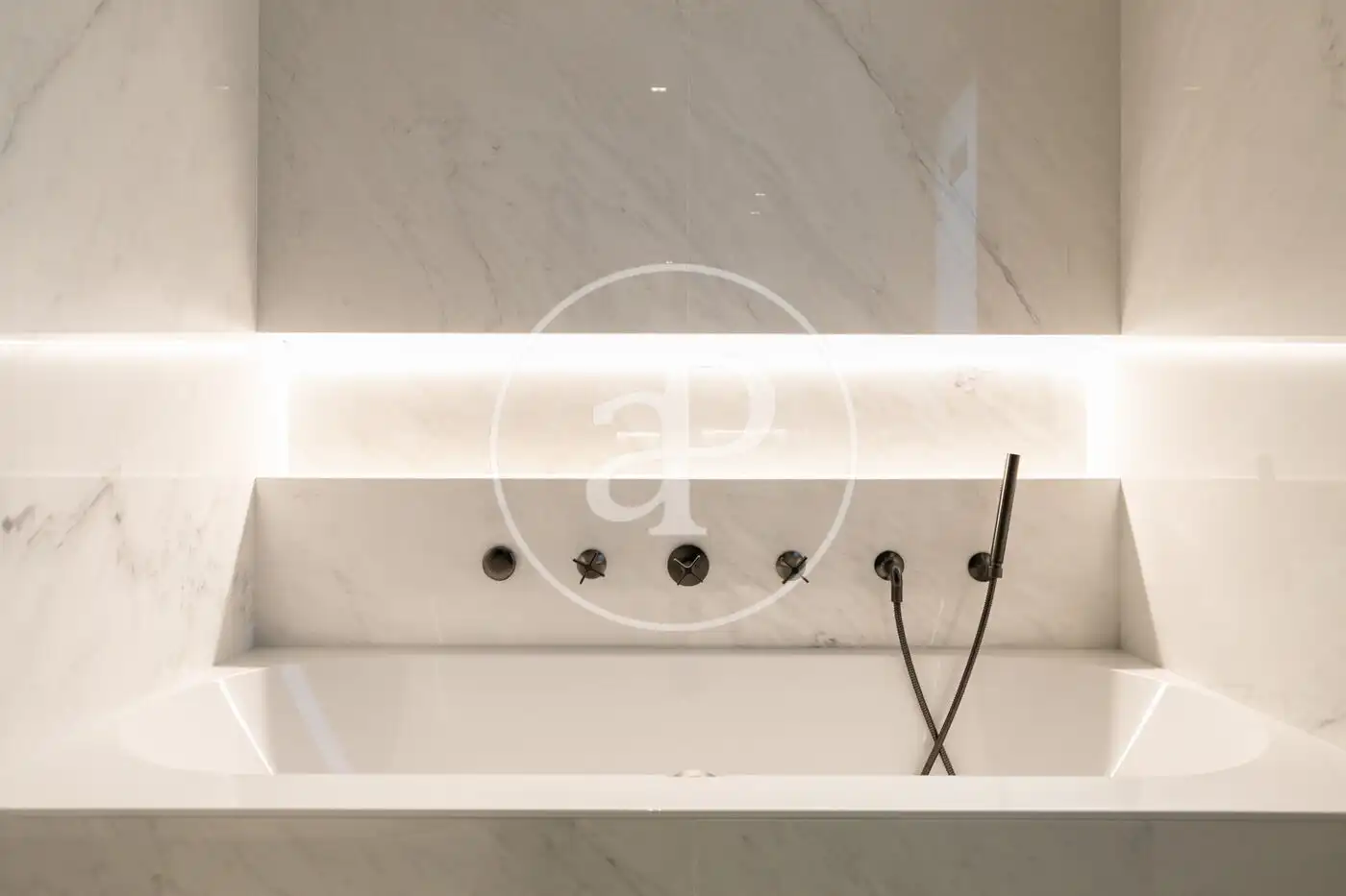 Badezimmer von Dachboden zum Verkauf in Barcelona mit Klimaanlage, Heizung und Terrasse