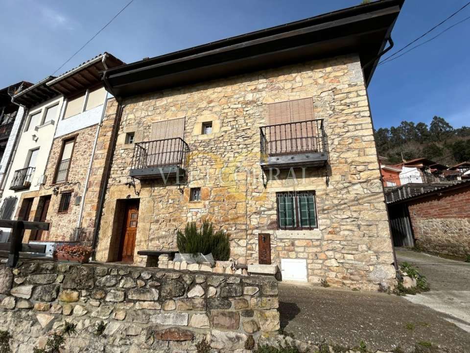 Vista exterior de Casa adosada en venda en Llanes amb Calefacció i Moblat