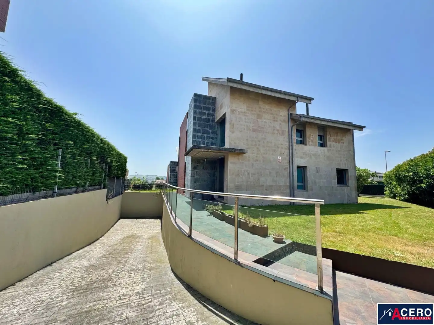 Außenansicht von Haus oder Chalet zum Verkauf in Santa Cruz de Bezana mit Privatgarten und Gemeinschaftspool