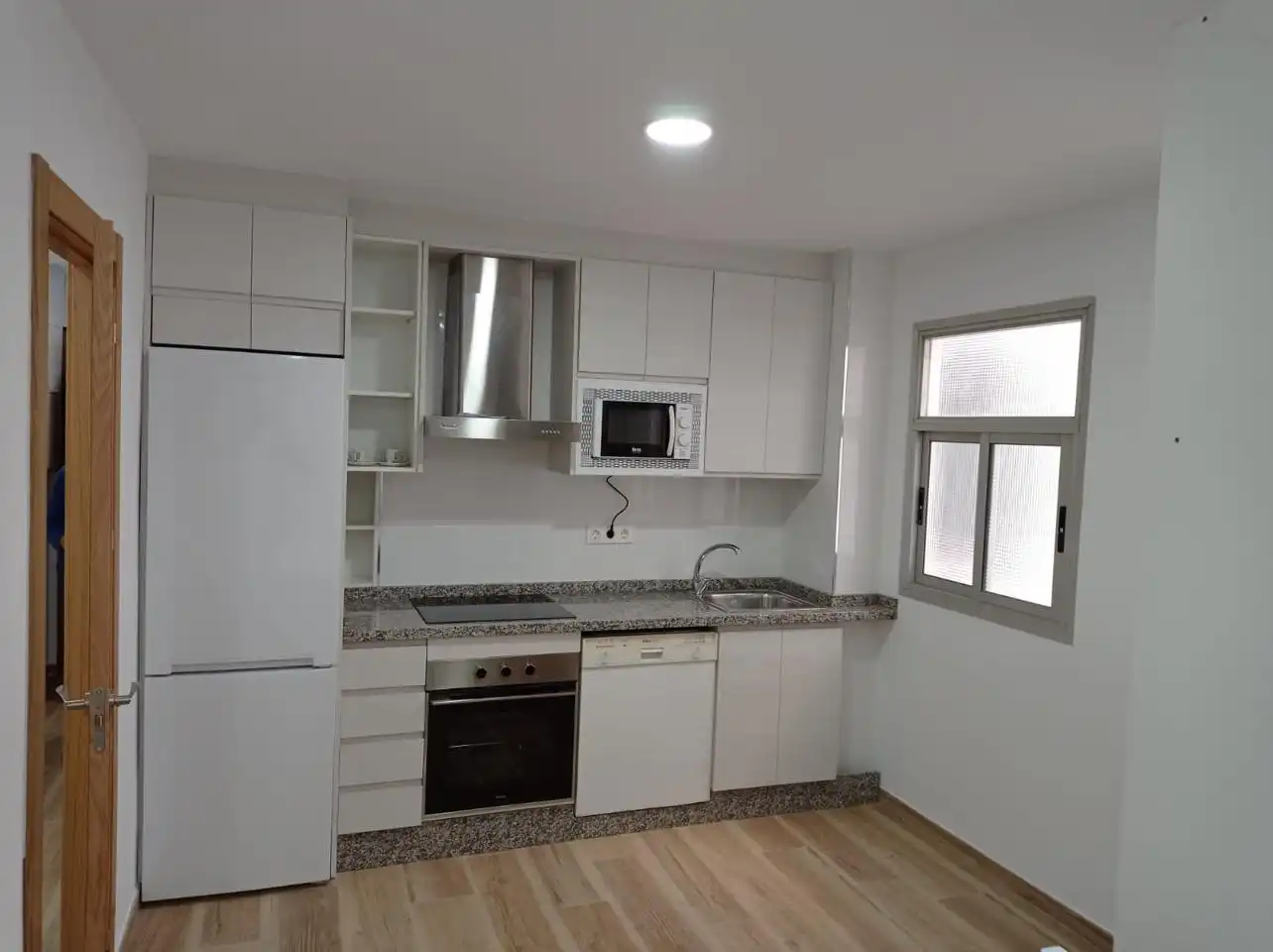 Flat with terrace to rent in Emperatriz Eugenia