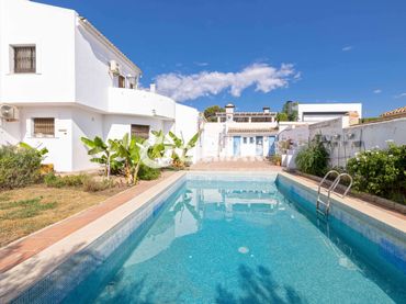 Chalet con piscina en venta en Costa Natura
