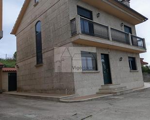 Vista exterior de Casa o xalet de lloguer en Vigo  amb Calefacció, Jardí privat i Terrassa