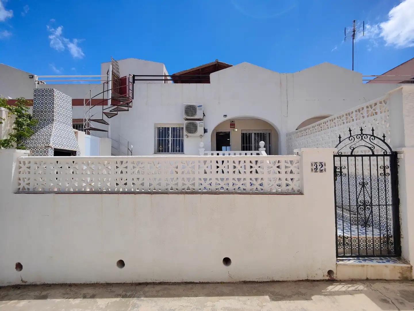 Außenansicht von Einfamilien-Reihenhaus zum Verkauf in Torrevieja mit Klimaanlage, Privatgarten und Terrasse