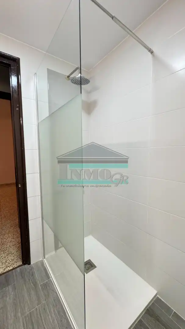 Bathroom of Flat for share in Granada  with Heating, Furnished and Oven