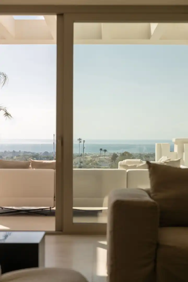 Schlafzimmer von Dachboden zum Verkauf in Marbella mit Terrasse und Balkon