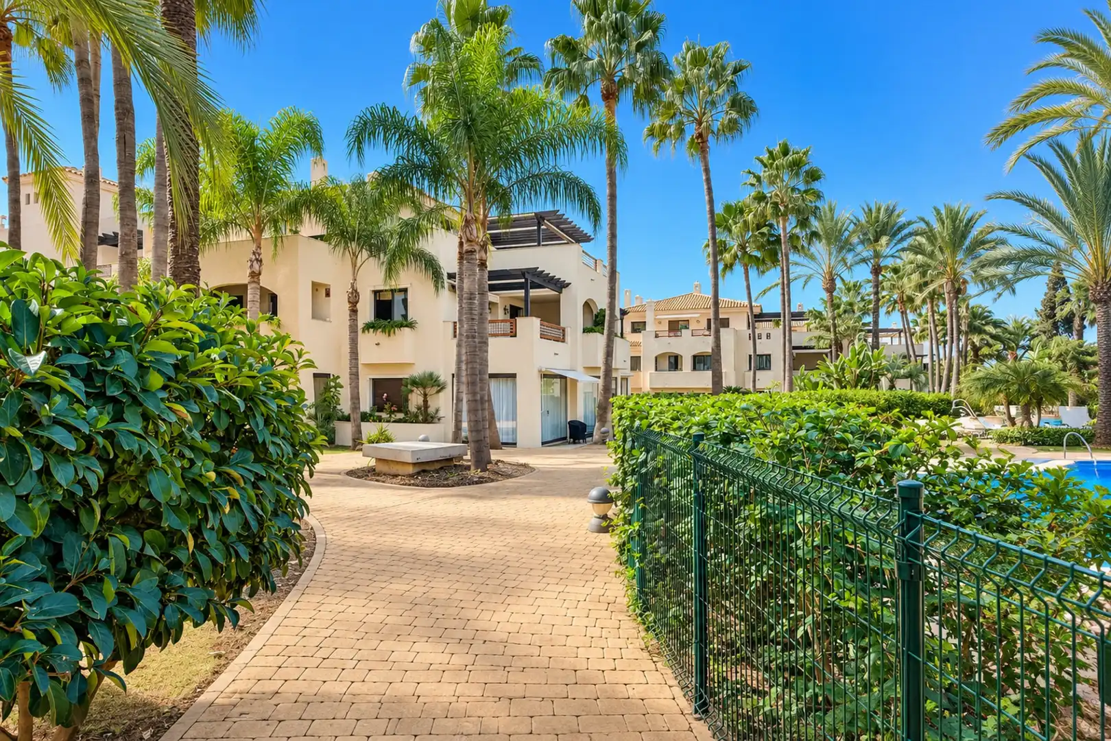 Außenansicht von Wohnungen zum Verkauf in Marbella mit Klimaanlage, Terrasse und Schwimmbad