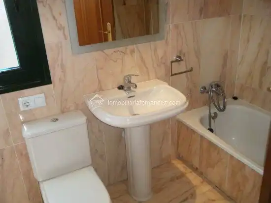 Baño de Apartamento de alquiler en Cáceres con Calefacción, Terraza y Amueblado