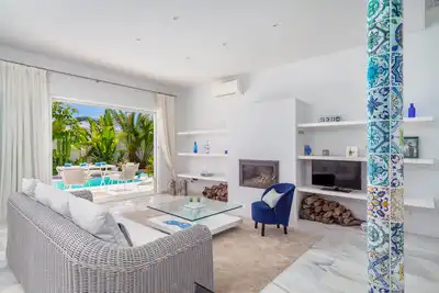 Sala d'estar de Casa o xalet en venda en Marbella amb Aire condicionat, Calefacció i Jardí privat
