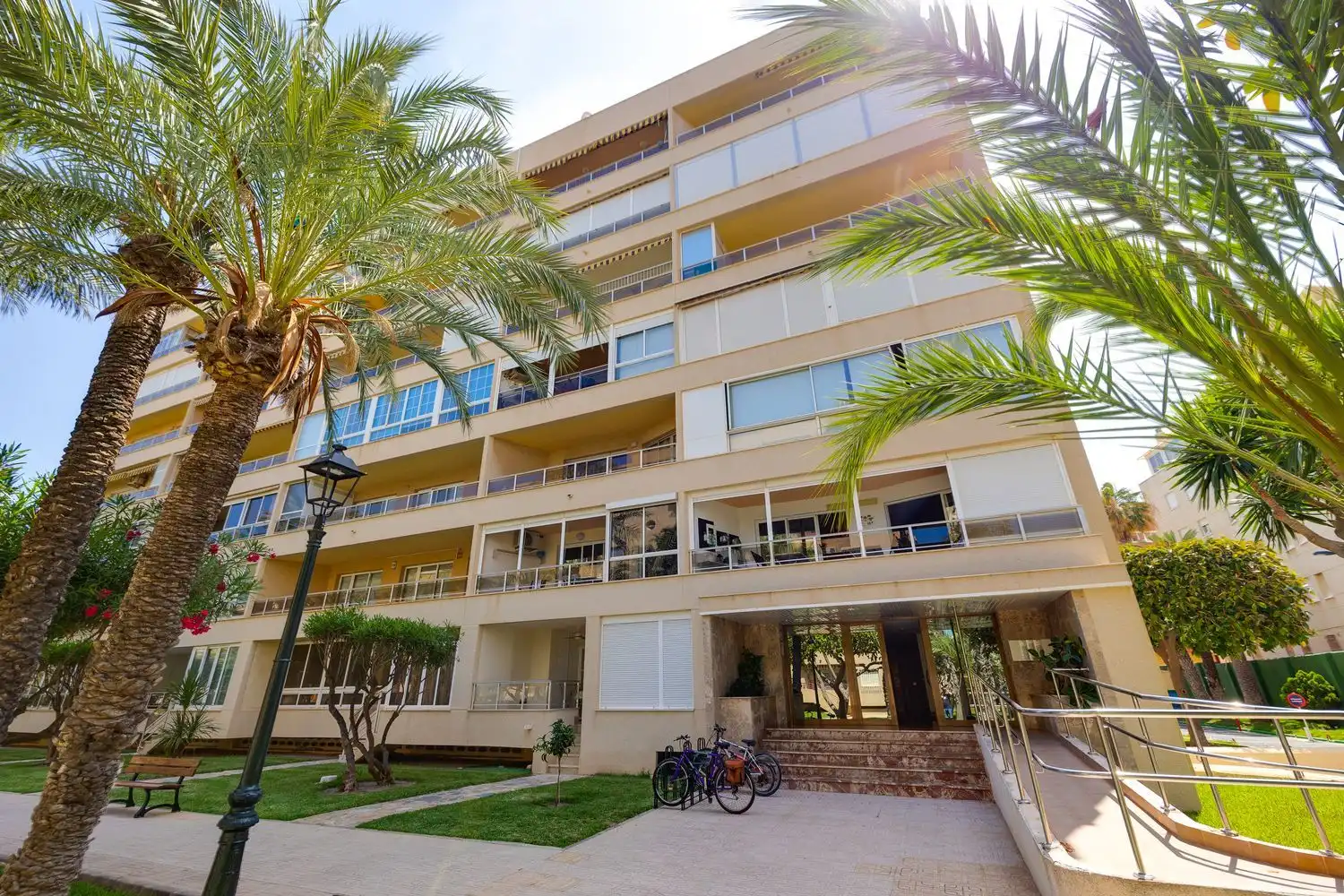 Vista exterior de Pis en venda en Torrevieja amb Aire condicionat, Terrassa i Moblat