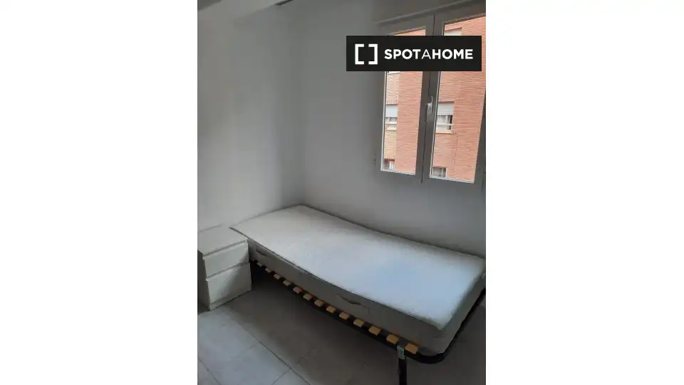 Bedroom of Flat for share in Valencia  with Air Conditioner, Heating and Furnished