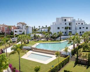 Vista exterior de Apartament de lloguer en Estepona amb Aire condicionat, Terrassa i Piscina