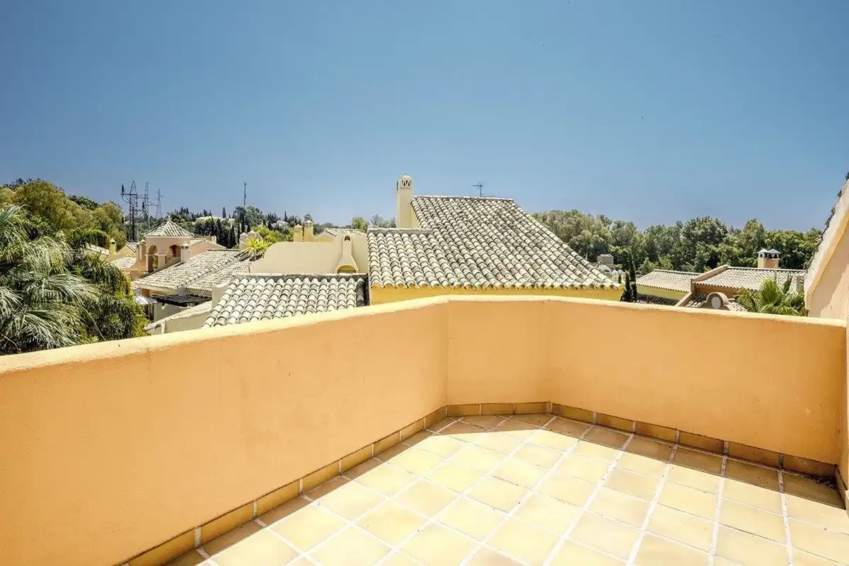 Vista exterior de Casa adosada en venda en Marbella amb Terrassa i Piscina