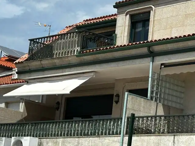 Vista exterior de Àtic en venda en Vilagarcía de Arousa amb Calefacció, Parquet i Terrassa