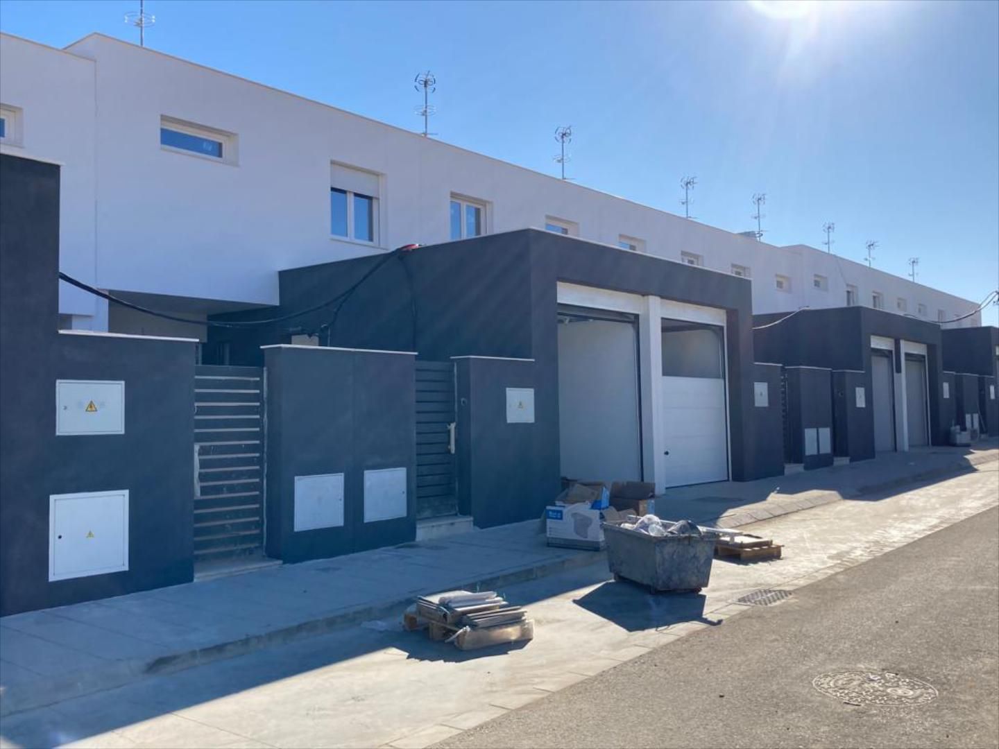 Exterior view of Single-family semi-detached for sale in Alcalá de Guadaira  with Swimming Pool