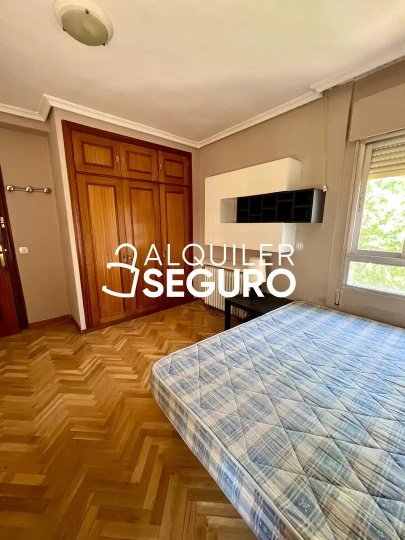 Schlafzimmer von Wohnung zur Miete in Madrid mit Heizung und Möbliert