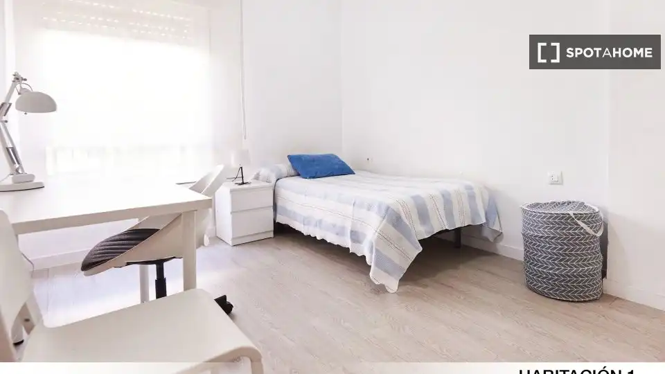 Bedroom of Flat for rent in Sevilla  with Air Conditioner, Heating and Furnished