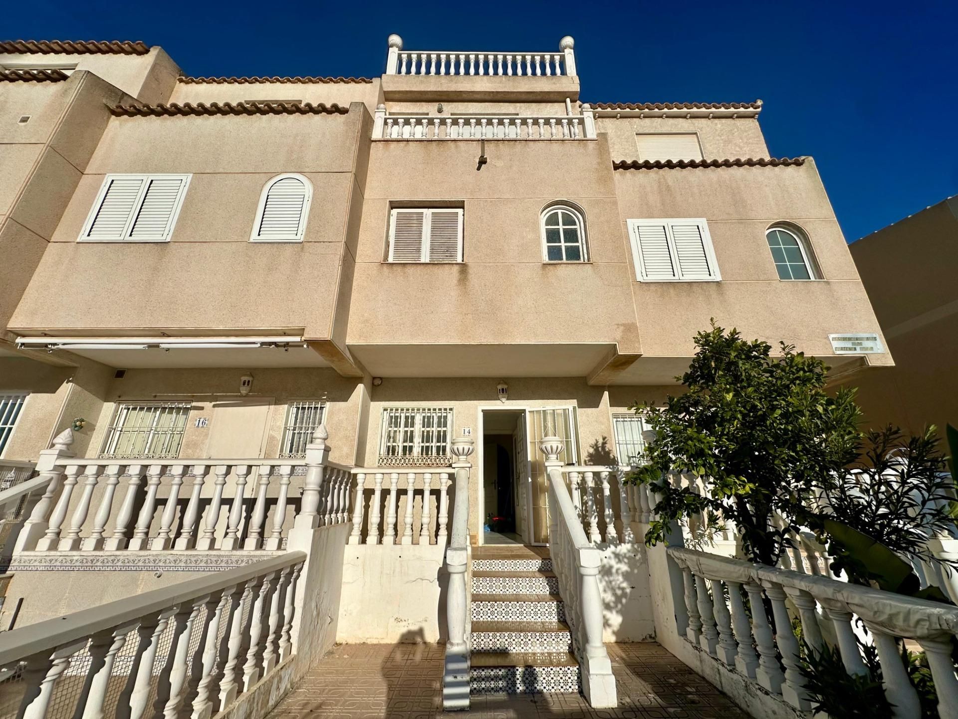 Vista exterior de Casa adosada en venta en Torrevieja con Jardín privado, Terraza y Amueblado