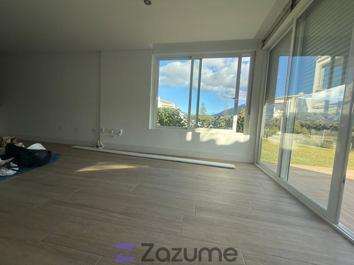 Sala d'estar de Casa o xalet de lloguer en Marbella amb Aire condicionat, Jardí privat i Parquet