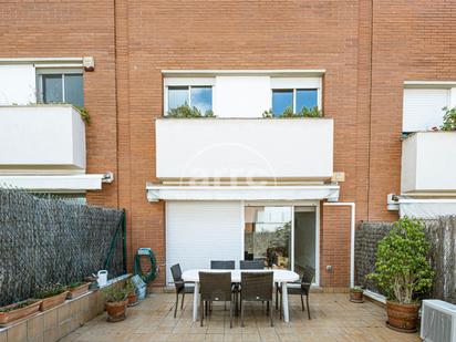 Vista exterior de Casa adosada en venda en Cabrils amb Aire condicionat, Terrassa i Balcó