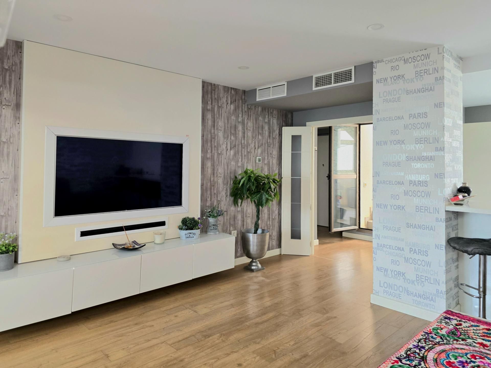 Sala d'estar de Àtic en venda en Torremolinos amb Aire condicionat, Calefacció i Jardí privat