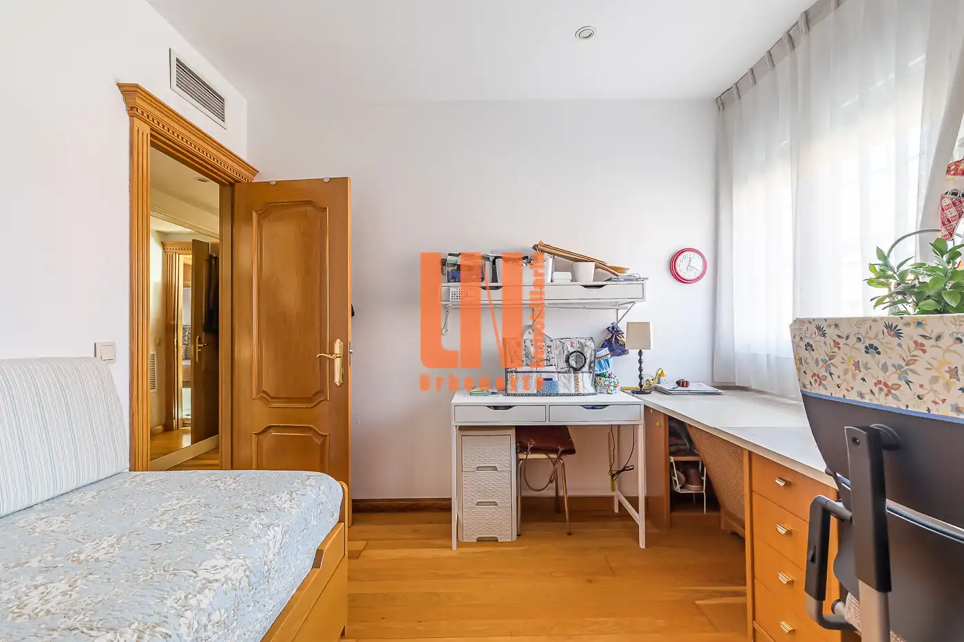 Habitación de Casa adosada en venta en Madrid con Aire acondicionado, Calefacción y Jardín privado