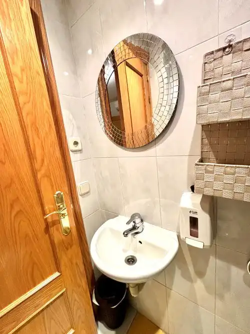 Bathroom of Flat for rent in Madrid  with Air Conditioner, Heating and Parquet flooring