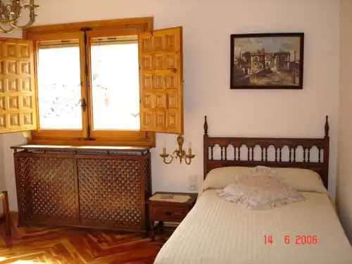 Dormitori de Casa o xalet en venda en El Cuervo amb Calefacció, Parquet i Moblat