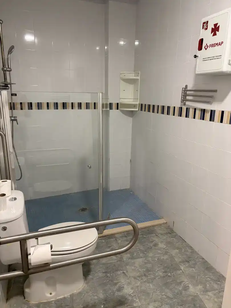 Badezimmer von Erdgeschoss zur Miete in Silla mit Klimaanlage, Abstellraum und Möbliert