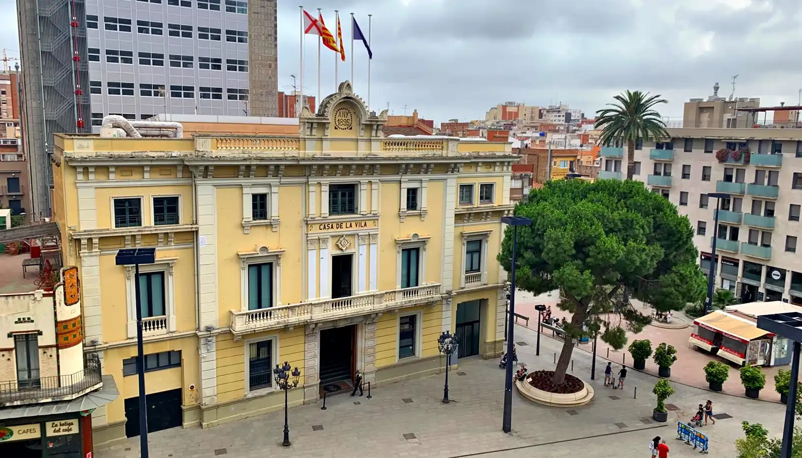 Außenansicht von Wohnung zum Verkauf in L'Hospitalet de Llobregat mit Heizung, Abstellraum und Ofen