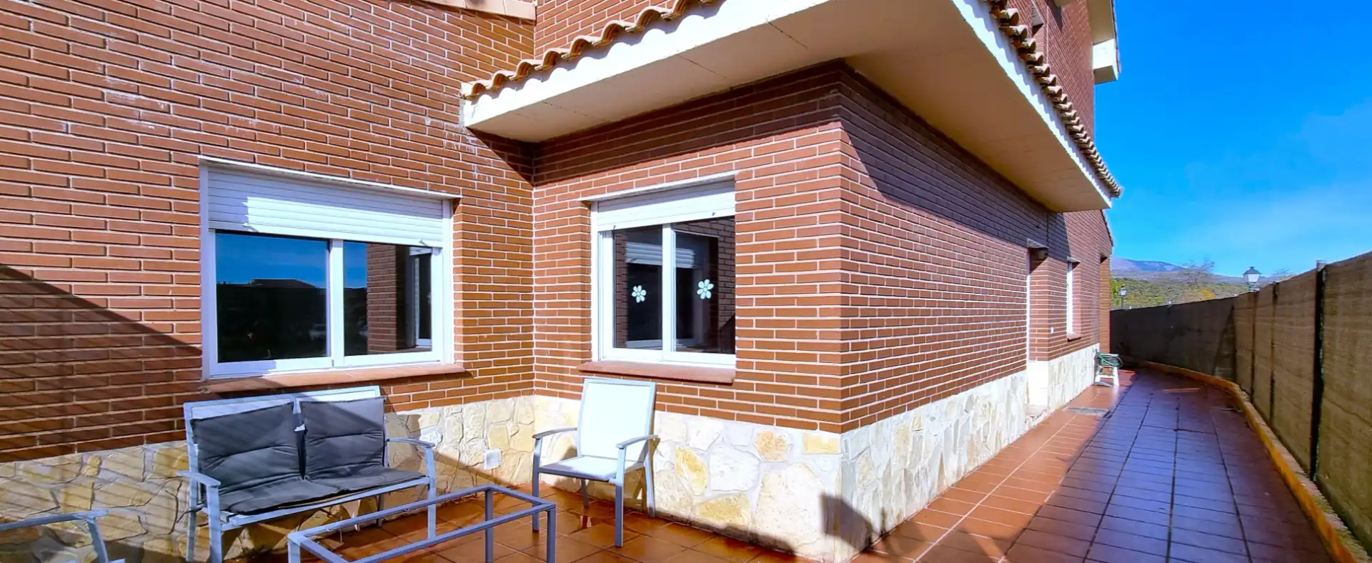 Vista exterior de Casa adosada en venda en Guadalix de la Sierra amb Aire condicionat, Calefacció i Jardí privat
