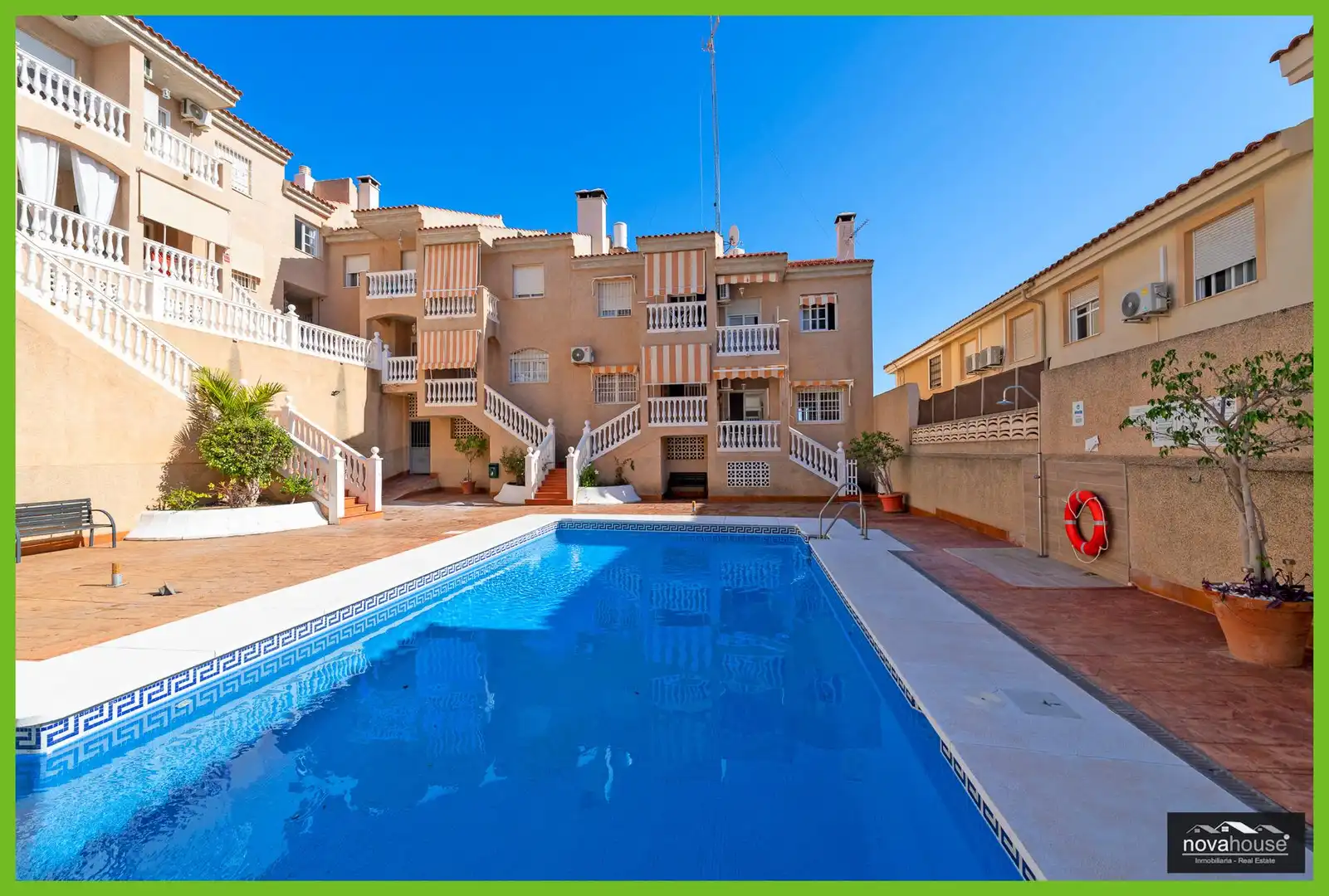 Schwimmbecken von Einfamilien-Reihenhaus zum Verkauf in Rincón de la Victoria mit Klimaanlage, Terrasse und Abstellraum