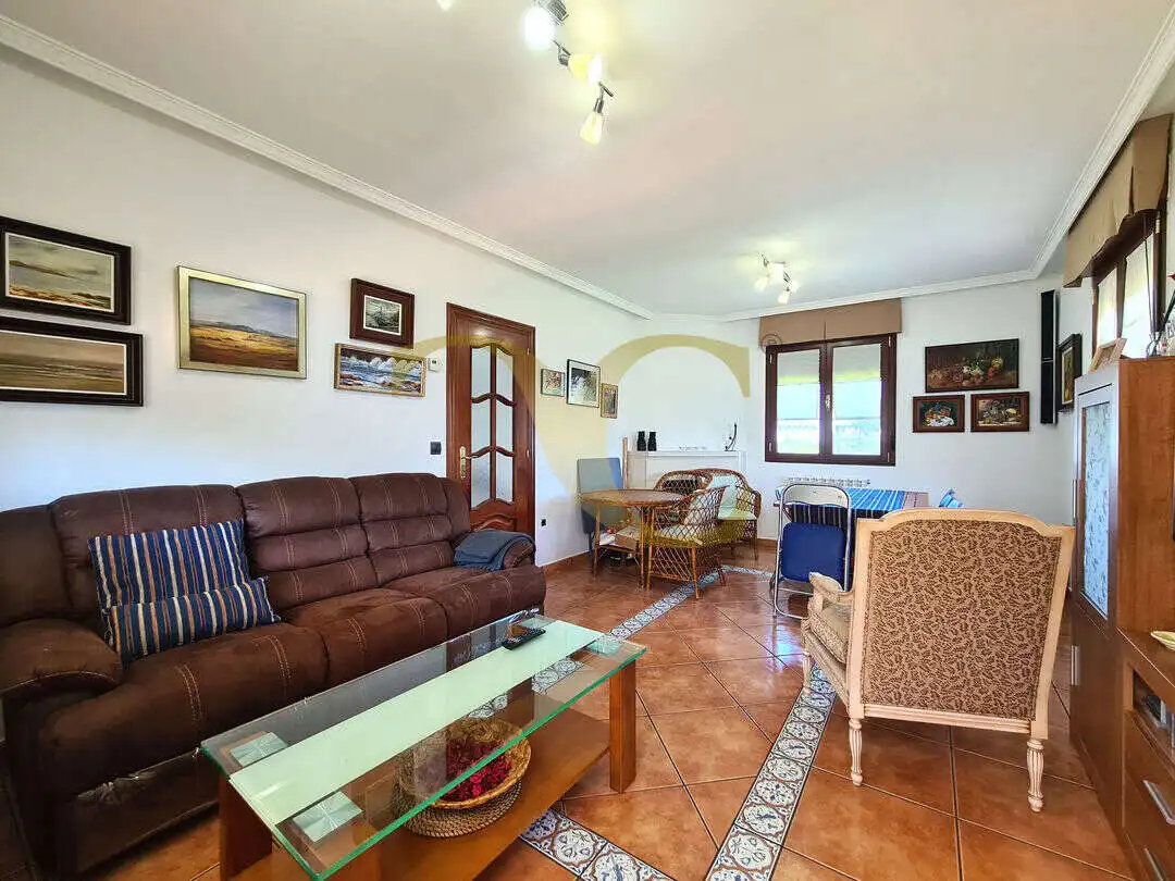 Sala d'estar de Casa o xalet en venda en Ribadesella amb Calefacció, Jardí privat i Terrassa