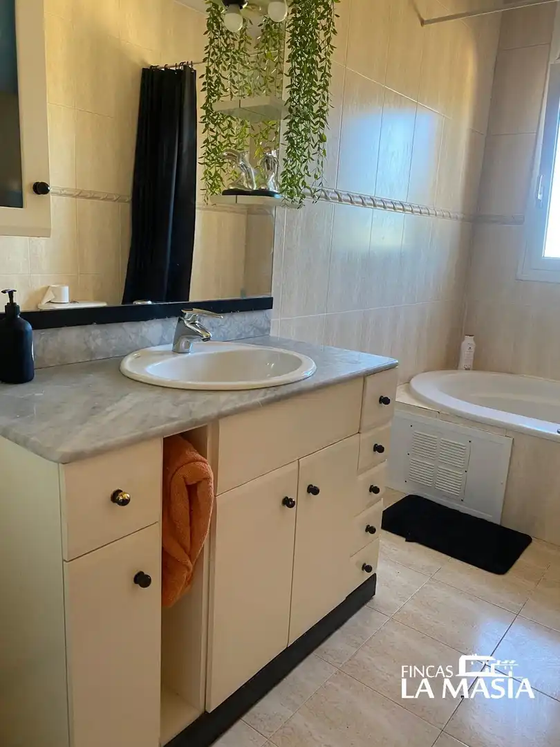 Bany de Casa o xalet en venda en Canyelles amb Aire condicionat, Calefacció i Jardí privat